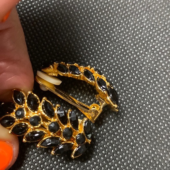 Vintage Black/gold clip on leaf pattern earrings. - Picture 3 of 7